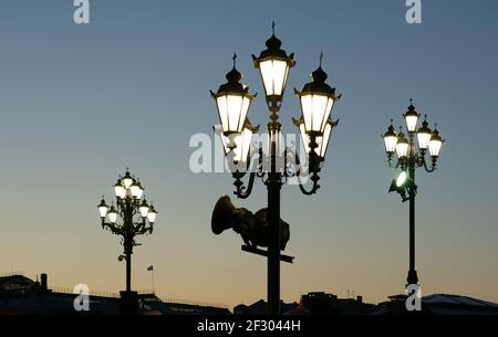 Straßenbeleuchtung in der Nähe der Christ the Saviour Cathedral, Moskau, Russland Stockfoto