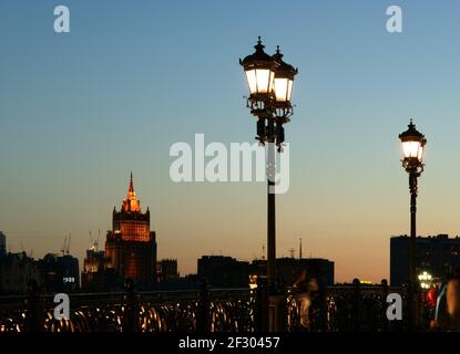 Straßenbeleuchtung in der Nähe der Christ the Saviour Cathedral, Moskau, Russland Stockfoto