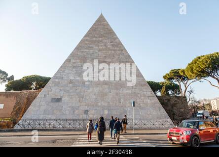 Die berühmte Pyramide von Cestius bildet einen Teil der Grenzmauer des protestantischen Friedhofs in Rom Stockfoto