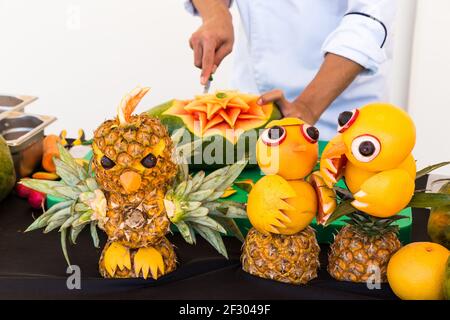 Kunstvoll geschnitztes Obst und Gemüse. Stockfoto