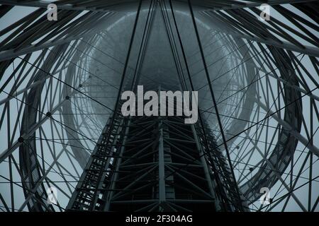 Batumi, Georgia - 26 March 2016: Alphabetischer Turm bedeckt mit Nebel, niedrige Ansicht Stockfoto