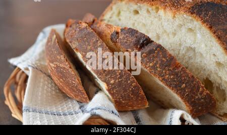 Scheiben selbstgebackenes Brot mit einer knusprigen Kruste Nahaufnahme, selektiver Fokus. Stockfoto