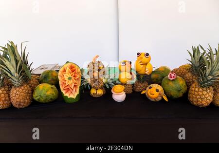 Kunstvoll geschnitztes Obst und Gemüse. Stockfoto