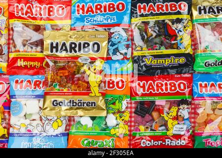 Stuttgart, Deutschland - 7. März 2021: Haribo Gummibär Gummibärchen Süßigkeiten verschiedene Arten Varieté Hintergrund in Stuttgart, Deutschland. Stockfoto