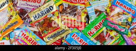 Stuttgart, Deutschland - 7. März 2021: Haribo Gummibär Gummibärchen Süßigkeiten verschiedene Arten Vielfalt Hintergrund Banner in Stuttgart, Deutschland. Stockfoto