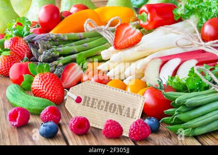 Obst und Gemüse mit Label auf Holz Stockfoto