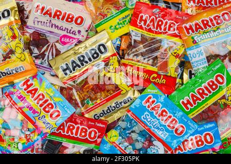 Stuttgart, Deutschland - 7. März 2021: Haribo Gummibär Gummibärchen Süßigkeiten verschiedene Arten Varieté Hintergrund in Stuttgart, Deutschland. Stockfoto