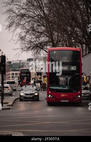 London UK Februar 2021 kalter vertikaler Winter Aufnahme eines Londoner Busses der Nummer 40, der auf einer Kreuzung wartet und während der britischen Nationalmannschaft zur Dutwitch Library fährt Stockfoto