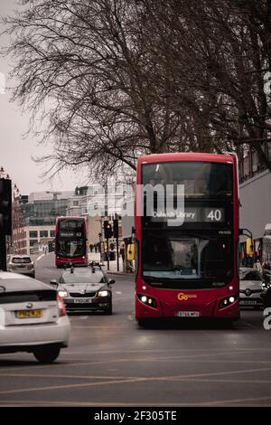 London UK Februar 2021 kalter vertikaler Winter Aufnahme eines Londoner Busses der Nummer 40, der auf einer Kreuzung wartet und während der britischen Nationalmannschaft zur Dutwitch Library fährt Stockfoto