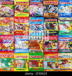 Stuttgart, Deutschland - 7. März 2021: Haribo Gummibär Gummibärchen Süßigkeiten verschiedene Arten Vielfalt Hintergrund Platz in Stuttgart, Deutschland. Stockfoto