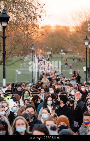 London, Vereinigtes Königreich - 13. März 2021: Mahnwache zur Trauer um Sarah Everard und Protest gegen Gewalt gegen die Geschlechter. Stockfoto