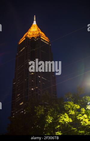 Atlanta, GA USA - 06 14 20: Skyline der Stadt Atlanta am Night Bank of America Plaza Stockfoto