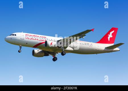 Paris, Frankreich - 17. August 2018: Air Arabia Egypt Airbus A320 Flugzeug am Flughafen Paris Charles de Gaulles (CDG) in Frankreich. Airbus ist eine europäische Aircr Stockfoto