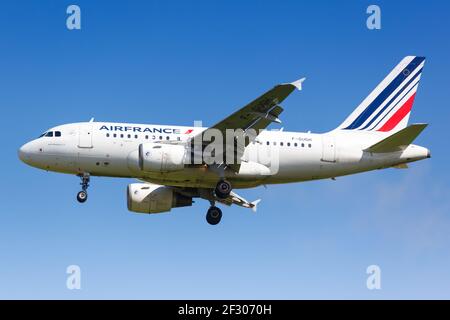 Paris, Frankreich - 17. August 2018: Flugzeug Air France Airbus A318 am Flughafen Paris Charles de Gaulles (CDG) in Frankreich. Airbus ist ein europäisches Flugzeug ma Stockfoto