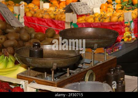 Alte Waage mit Gewichten auf dem Flohmarkt Stockfoto