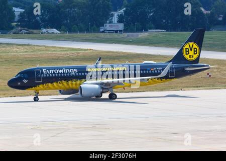 Stuttgart, 20. Juli 2018: Eurowings Airbus A320 im BVB-Sondermodell Borussia Dortmund am Stuttgarter Flughafen (STR) in Deutschland. Stockfoto