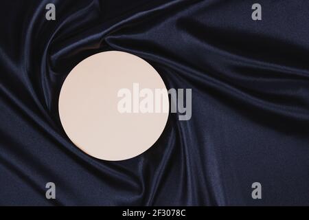 Pastell Kreis Podium auf schwarzem Hintergrund mit Draperie Und wellige Falten aus Seide Satin-Material Stockfoto