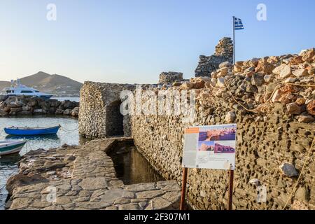 Paros, Griechenland - 27. September 2020: Die venezianische Burg von Naoussa, Insel Paros, Griechenland. Stockfoto