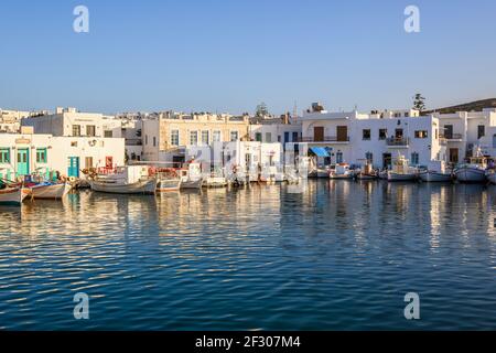 Paros, Griechenland - 27. September 2020: Hafen von Naoussa mit traditionellen griechischen Häusern im kykladischen Stil, Insel Paros, Griechenland. Kykladen. Stockfoto