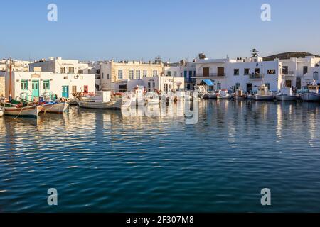 Paros, Griechenland - 27. September 2020: Hafen von Naoussa mit traditionellen griechischen Häusern im kykladischen Stil, Insel Paros, Griechenland. Kykladen. Stockfoto