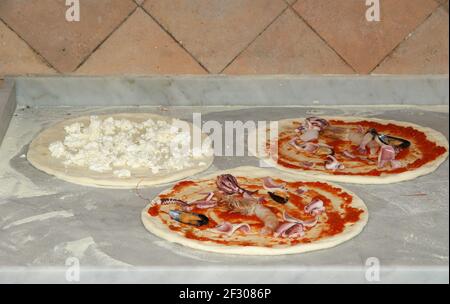 Pizza wird in einem Holzofen gebacken Ein Restaurant Stockfoto