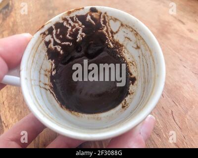 Die Formen auf dem Kaffeesatz im türkischen Kaffee pokal für Wahrsagerei Stockfoto