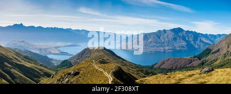 Panoramablick vom Roys Peak auf Lake Wanaka, Südinsel, Neuseeland. Stockfoto