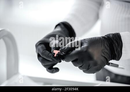 Master bereitet Werkzeuge für dauerhafte Make-up Stockfoto