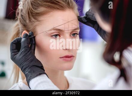 Meister macht Augenbrauen dauerhafte Make-up Stockfoto