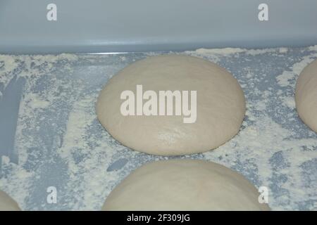 Kleine Kugeln aus frischem hausgemachtem Pizzakornmehl-Teig Stockfoto
