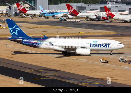 London, Vereinigtes Königreich - 31. Juli 2018: Flugzeug Air Transat Airbus A330 am Flughafen London Gatwick (LGW) im Vereinigten Königreich. Airbus ist ein europäisches A Stockfoto