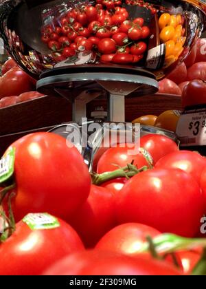 Tomaten zum Verkauf in der Erzeugnis-Insel eines Lebensmittelgeschäftes In den USA Stockfoto