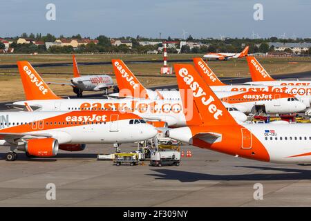 Berlin, 11. September 2018: EasyJet Airbus A320 Flugzeuge am Flughafen Berlin-Tegel (TXL) in Deutschland. Airbus ist eine europäische Flugzeugmanufaktur Stockfoto