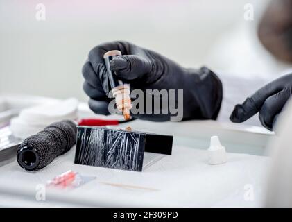 Master bereitet Werkzeuge für dauerhafte Make-up Stockfoto