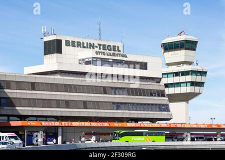 Berlin, Deutschland - 11. September 2018: Terminal und Tower am Flughafen Berlin Tegel (TXL) in Deutschland. Stockfoto