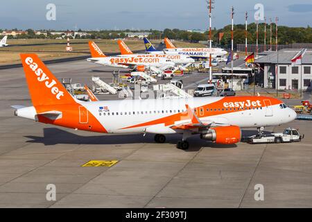 Berlin, 11. September 2018: EasyJet Airbus A320 am Flughafen Berlin-Tegel (TXL) in Deutschland. Airbus ist ein europäischer Flugzeughersteller Stockfoto