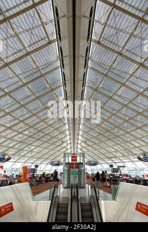 Paris, Frankreich - 23. Mai 2015: Terminal 2F am Flughafen Paris Charles de Gaulles (CDG) in Frankreich. Stockfoto