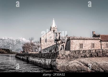 Hund steht vor der Kirche auf der Insel Stockfoto