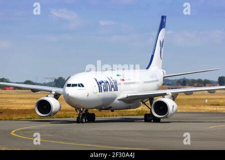 Paris, Frankreich - 17. August 2018: Flugzeug Iran Air Airbus A330 am Flughafen Paris Charles de Gaulles (CDG) in Frankreich. Airbus ist ein europäisches Flugzeugmanu Stockfoto