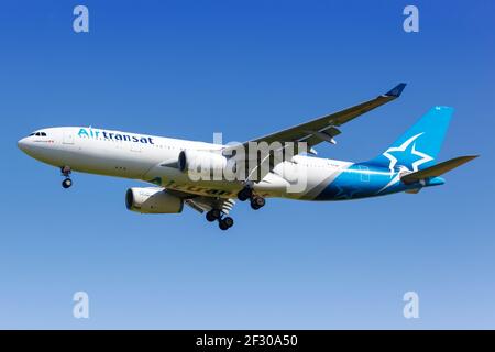 Paris, Frankreich - 17. August 2018: Flugzeug Air Transat Airbus A330 am Flughafen Charles de Gaulles (CDG) in Paris. Airbus ist ein europäisches Flugzeug Stockfoto