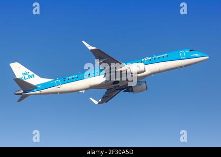 Frankfurt, Deutschland - 16. Oktober 2018: KLM cityhopper Embraer 190 Flugzeug am Frankfurter Flughafen (FRA) in Deutschland. Stockfoto