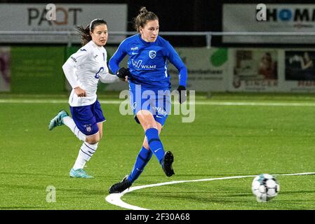 Nach vorne Gwen Duijsters (13) von KRC Genk mit Stefania Vatafu (10) von Anderlecht während eines weiblichen Fußballspiels zwischen Racing Genk Ladies und RSC Anderlecht am 16. Spieltag der Saison 2020 - 2021 der belgischen Scooore Womens Super League , freitag, 12. März 2021 in Genk, Belgien . FOTO SPORTPIX.BE, SPP, JILL DELSAUX Stockfoto