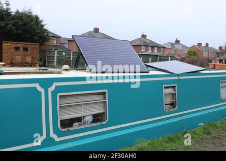 Solarpanel auf einem Kanalboot. Living Off Grid-Konzept Stockfoto