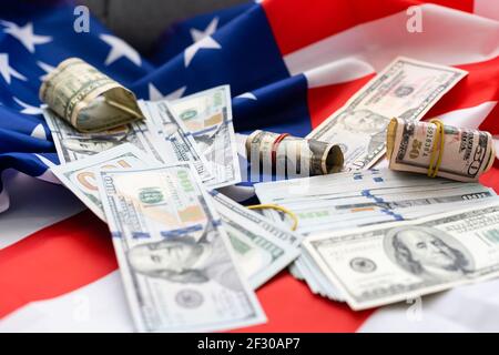 Amerikanische Flagge auf verschiedenen Banknoten, Dollar Stockfoto