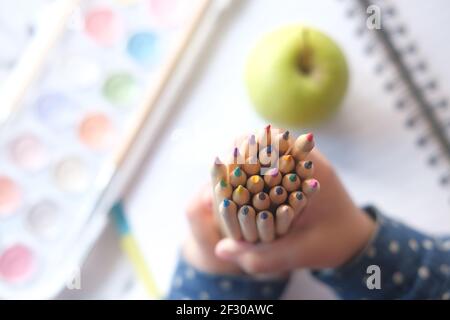 Draufsicht des Kindes mit farbigem Bleistift auf einem Tisch. Stockfoto