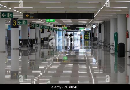 Palma, Spanien. März 2021, 14th. Passagiere kommen am Flughafen Palma de Mallorca an. Aufgrund der geringen Inzidenz von Coronaviren ist Mallorca kein Risikogebiet mehr. Quelle: Clara Margais/dpa/Alamy Live News Stockfoto