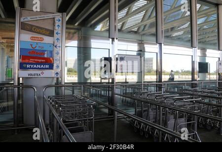 Palma, Spanien. März 2021, 14th. Gepäckwagen warten am Flughafen von Palma de Mallorca auf ankommende Passagiere. Aufgrund der geringen Inzidenz von Coronaviren wird Mallorca nicht mehr als Risikogebiet eingestuft. Quelle: Clara Margais/dpa/Alamy Live News Stockfoto