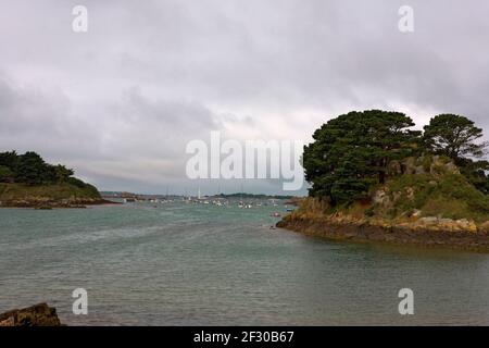 Baie de la Corderie: Eine ruhige Bucht an der Westküste des Île-de-Bréhat, Côtes-d'Armor, Bretagne, Frankreich Stockfoto