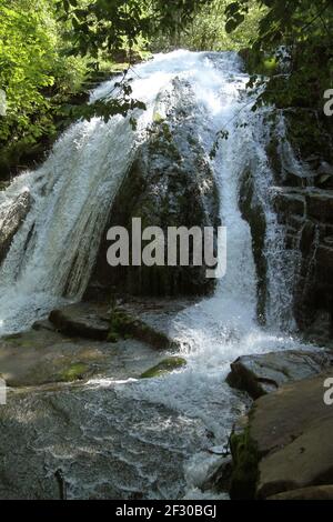 Jefferson National Forest, VA, USA. Wasserfall durch den Roaring Run Bach geschaffen. Stockfoto