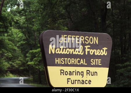 Schild am Eingang zum Roaring Run Furnace in Virginia, USA Stockfoto